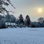 Reetdachhaus In Seenaehe, Ruhige Lage, Kamin & Terrasse Seedorf