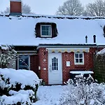 Nyaraló Reetdachhaus In Seenaehe, Ruhige Lage, Kamin & Terrasse