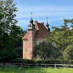 Reetdachhaus In Seenaehe, Ruhige Lage, Kamin & Terrasse