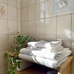 Reetdachhaus In Seenaehe, Ruhige Lage, Kamin & Terrasse Seedorf