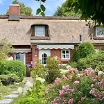 Reetdachhaus In Seenaehe, Ruhige Lage, Kamin & Terrasse *