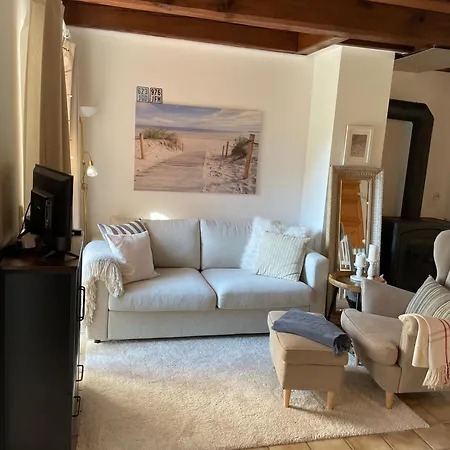 Reetdachhaus In Seenaehe, Ruhige Lage, Kamin & Terrasse *