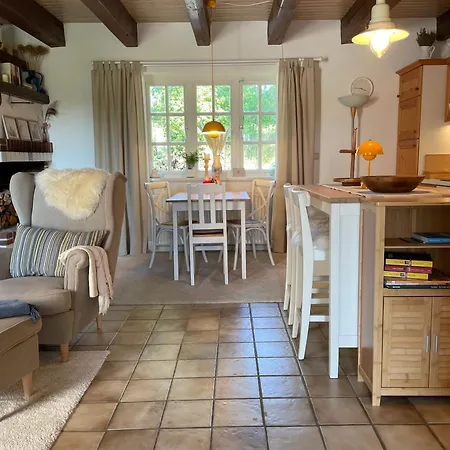 Reetdachhaus In Seenaehe, Ruhige Lage, Kamin & Terrasse