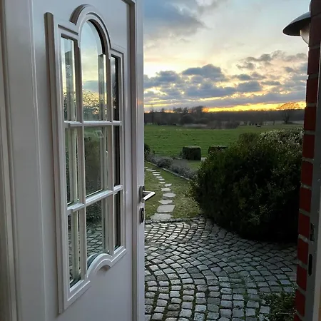 Reetdachhaus In Seenaehe, Ruhige Lage, Kamin & Terrasse Feriehus