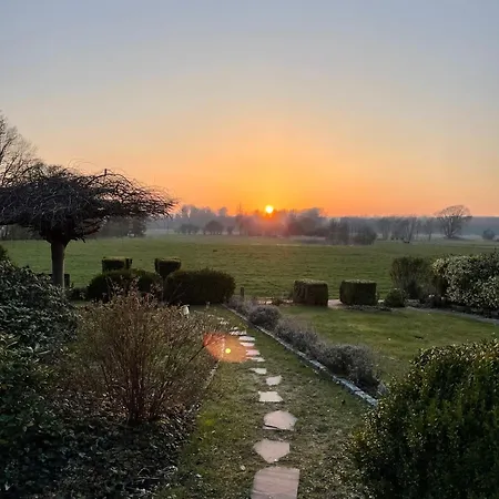 Reetdachhaus In Seenaehe, Ruhige Lage, Kamin & Terrasse Feriehus