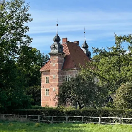 Reetdachhaus In Seenaehe, Ruhige Lage, Kamin & Terrasse