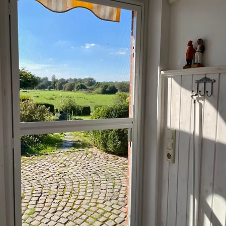 Reetdachhaus In Seenaehe, Ruhige Lage, Kamin & Terrasse