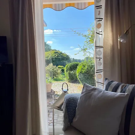 Reetdachhaus In Seenaehe, Ruhige Lage, Kamin & Terrasse Vakantiehuis
