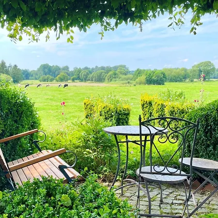 Reetdachhaus In Seenaehe, Ruhige Lage, Kamin & Terrasse Сasa de vacaciones