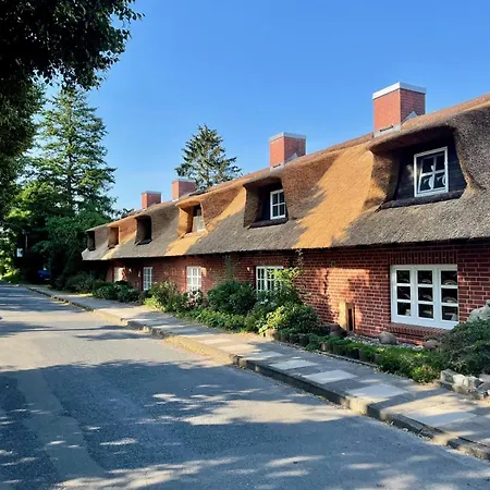 Reetdachhaus In Seenaehe, Ruhige Lage, Kamin & Terrasse *