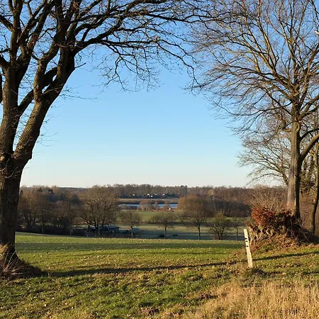 Reetdachhaus In Seenaehe, Ruhige Lage, Kamin & Terrasse
